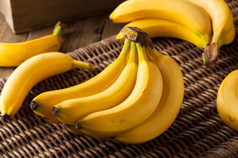 Raw,Organic,Bunch,Of,Bananas,Ready,To,Eat